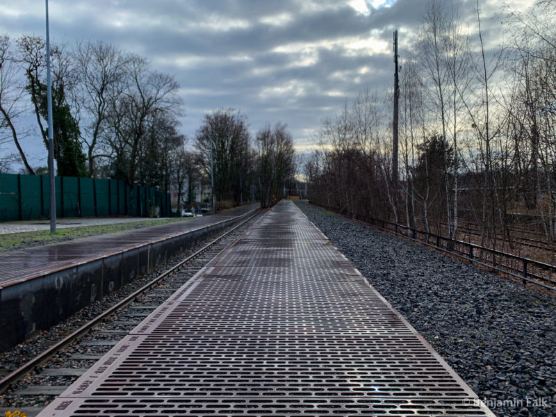 Stilglelegtes Gleis mit Stahlbahnsteiggkante, die die Daten der Deportationen aus Berlin enthält, als Bestandteil des Denkmals Gleis 17 in Berlin Grunewald