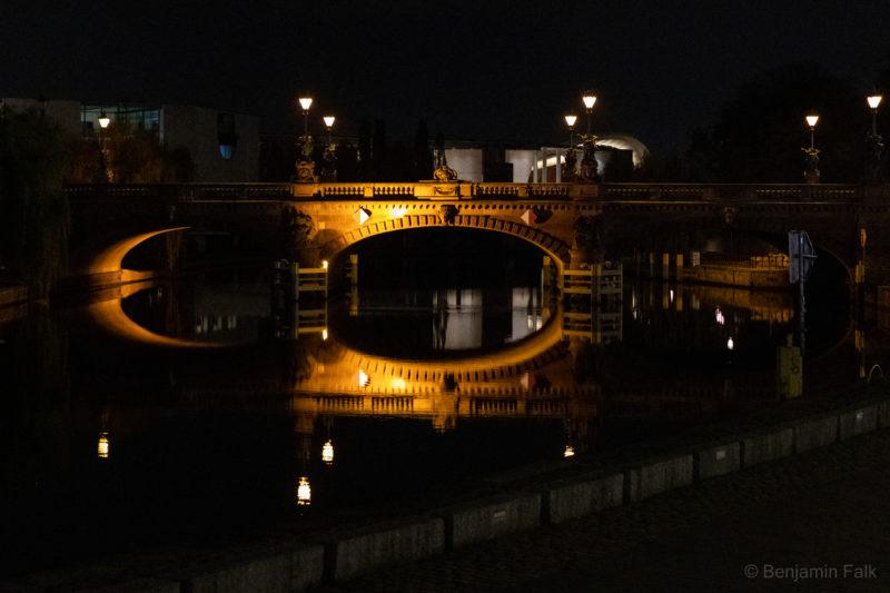 Moltkebrücke am Berliner Hbf, aufgenommen bei Nacht mit Spiegelung der beleuchteten Brücke in der ruhigen Spree.