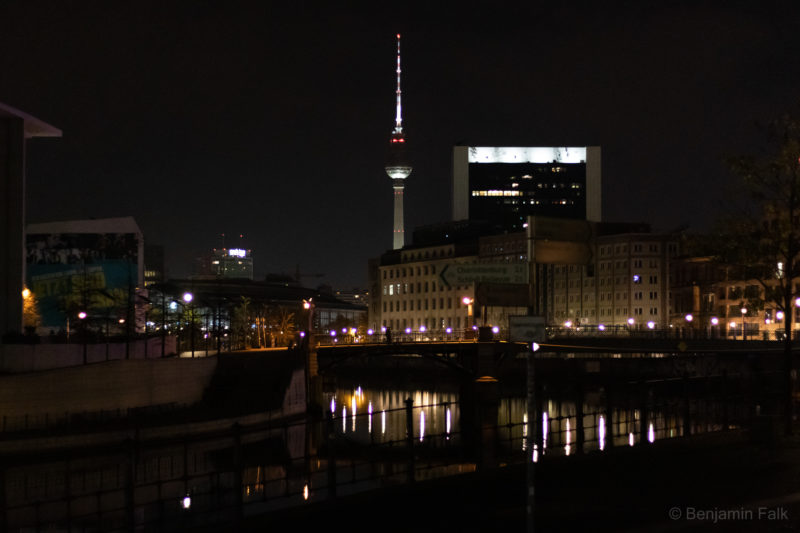 Fernsehturm bei Nacht, fotografiert über die beleuchtete Spree hinweg, von Höhe des Reichstags.
